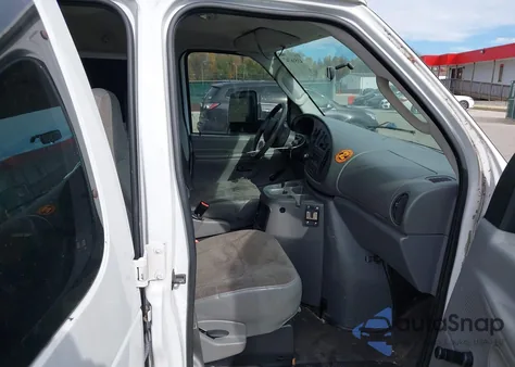 2003 Ford E-150 Commercial z USA, uszkodzony, nr VIN 1FTRE14203HB53560